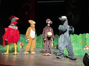 Ezine Belediyesi’nden Çocuklara Karne Hediyesi ‘Bremen Mızıkacıları’