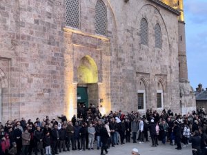 İ̇slam Düşmanı Saldırıya Karşı Binlerce Kişi Ulucami’ye Akın Etti