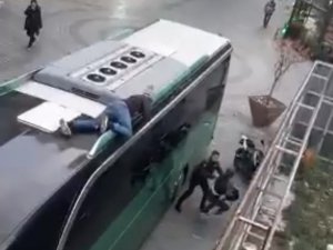 İ̇stanbul’da Yunanistan’a Giden Otobüsün Üstüne Gizlenen Faslı Şahıslar Yakalandı