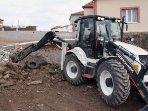 Ardıç’ta Metruk Yapılar Yıkılıyor, İnler Dolduruluyor