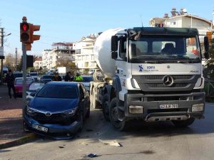 Beton Mikserinin Çarptığı Otomobil Trafik Işığına Vurarak Durabildi