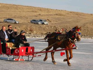 Çıldır Gölü’nde Hafta Sonu Yoğunluğu