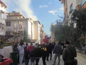 Çatı Yangını Mahalleliyi Sokağa Döktü