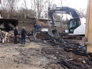 Yangından Damadı Ve Kızı Sayesinde Kurtuldu, Evinden Geriye Sadece Enkazı Kaldı
