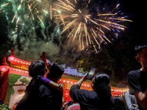 Çinliler Yeni Yıldan Sağlık Diledi: Tavşan Yılı Kutlamalarında Renkli Görüntüler Oluştu