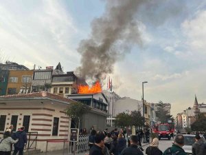 Sultanahmet’te Korkutan Yangın: Restoranın Çatı Katı Alev Alev Yandı