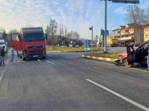 İ̇ş Kamyonu İle Otomobil Çarpıştı: 1 Yaralı