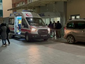 Otomobil Karşıya Geçmek İsteyen Gence Çarpıp Kaçtı