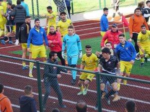 Maçtan Sonra Saha Karıştı, Taraftarlar Sahaya Girdi