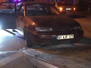 Park Halindeki Arabalarını Çekmelerini İstediler, Satırlı Saldırıya Uğradılar