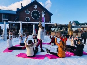 Uludağ’da Karların Üzerinde Yoga Yaparak Isınıyorlar