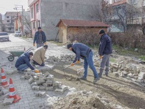 Yollar Ve Kaldırımlar Yenileniyor