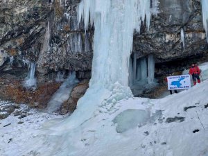 Dağcılar Buz Tutun Sütun Şelalesi’ni İnceledi
