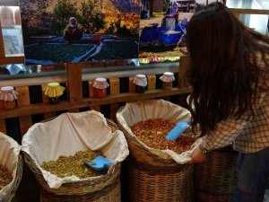 Yüksekova’da Organik Ürün Satışına Ve Yöresel Yemeklere Kadın Eli Değdi