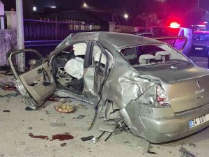 Fabrikanın Duvarına Çarpan Otomobilin Sürücüsü Ağır Yaralandı