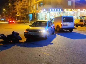 Otomobilin Çarptığı Motosikletli Kurye Yaralandı