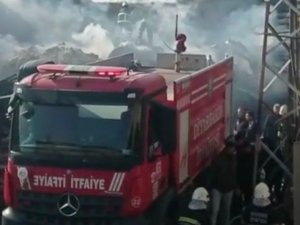 Lastik Geri Dönüşüm Fabrikasında 7 Saat Süren Yangında Soğutma Çalışmaları Başladı