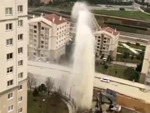 Patlayan Su Borusundan Fışkıran Tazyikli Su Apartman Boyutuna Ulaştı