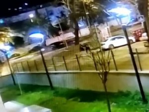 Fatih’te Dehşet Anları Kamerada: Yolda Yürüyen Şahıs Bıçakla Gasp Edildi