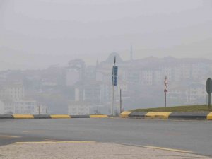 Şehre Sis Çöktü, Yüksek Kesimlerde Bulunan Evler Görünmez Hale Geldi