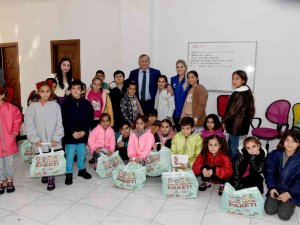 Çocukların Karne Hediyesi Başkan Akay’dan