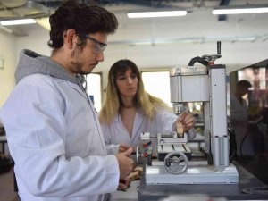 Kursiyerler Miniklere Oyuncak Yapıyor