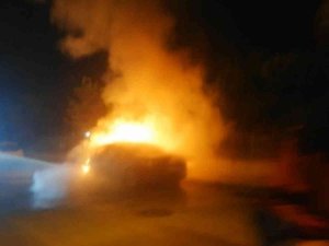 Park Halindeki Otomobil Alev Topuna Döndü
