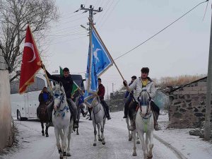 Karslı Turistleri Ciritçiler Atlarla Karşılıyor