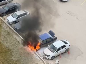 Park Halindeki Araç Alev Aldı