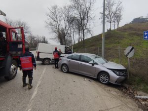 Minibüs İle Otomobil Kafa Kafaya Çarpıştı: 4 Hafif Yaralı