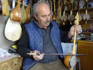 35 Yıl Önce Dinlediği Türküden Etkilendi, "Kabak Kemane" Ustası Oldu