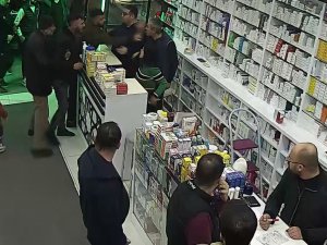 "Sıra Beklemem" Dedi, Eczaneyi Dağıttı