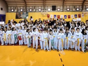 410 Tekvandocu Kuşak Atladı