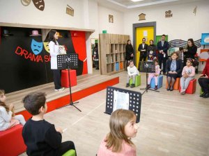 Şahin, Çocuklarla Hikaye Dinleyip, Şarkı Söyledi