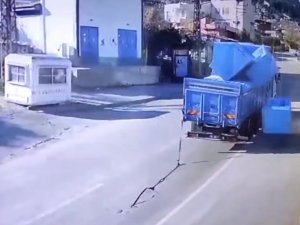 Kamyonda Halat Koptu, Betonlar Yola Savruldu
