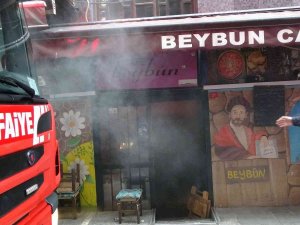 Beyoğlu’nda Çatı Yangını Paniğe Neden Oldu