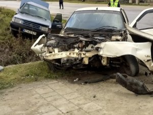 İ̇ki Araç Çarpışarak Hurdaya Döndü: 3 Yaralı