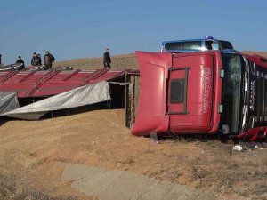 Tır Devrildi, Tonlarca Buğday Etrafa Saçıldı: 1 Yaralı