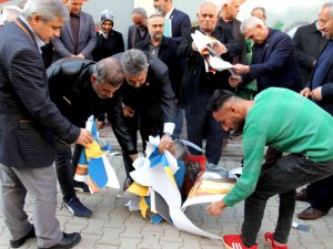 Muhtarlar, Paludan’ın Fotoğrafı Ve İ̇sveç Bayrağının Olduğu Pankartı Yaktı