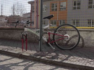 Bisikletin Zincirini Kıramayınca Tekerini Çaldılar