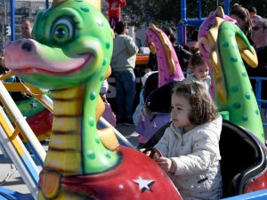 Kuşadası’nda Çocuklar Tatilin Keyfini Lunapark Oyuncaklarıyla Çıkarıyor