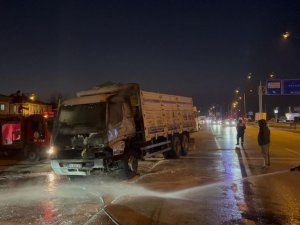 Seyir Halindeki Kamyon Alevlere Teslim Oldu