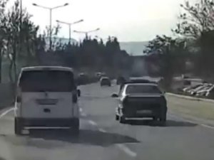 Seyir Halindeyken Kaputu Açılan Araç Kaza Yapmaktan Son Anda Kurtuldu