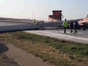 Hatay’da Tırdan Düşen Metal Otoyolu Kapattı