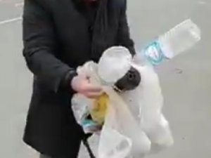 Ana Yol Kenarındaki Çöpleri Topladı, Vatandaşa Çağrıda Bulundu