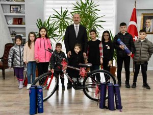 Başkan Kılıç’tan Miniklere Karne Hediyesi