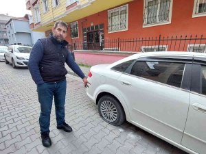 Küçükçekmece’de Bir Kişinin Araçların Lastiklerini Kesip Kaçtığı Anlar Kamerada