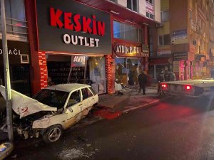 Polisten Kaçan Alkollü Şahıs Önce Dükkana Sonra Direğe Çarptı