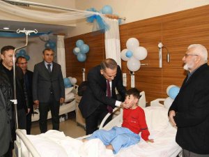 Sünnet Ettirilen Yetim Çocuklara Validen Hediye