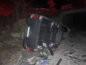 Sürücüsünün Hakimiyetini Kaybettiği Kamyonet Dereye Düştü: 5 Yaralı